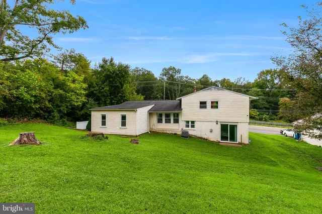 a view of a house with a yard