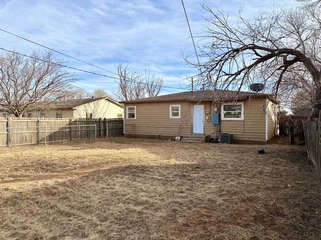 $1,200 | 516 7th Street, Wolfforth, TX 79382