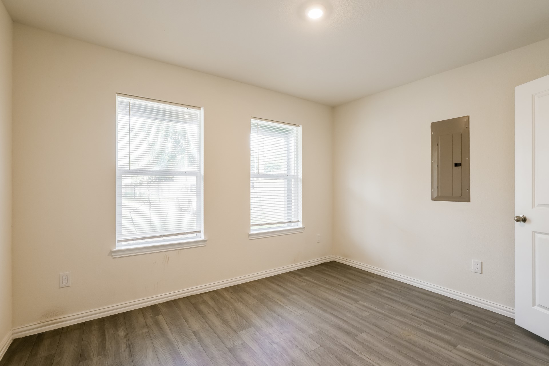 8213 Linda Vista Road Houston, TX 77028 - Photo 5 of 21 an empty room with wooden floor and windows
