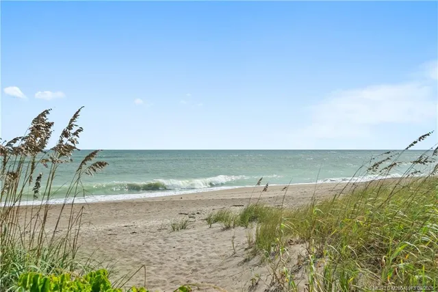 a sign that is sitting on a brick wall