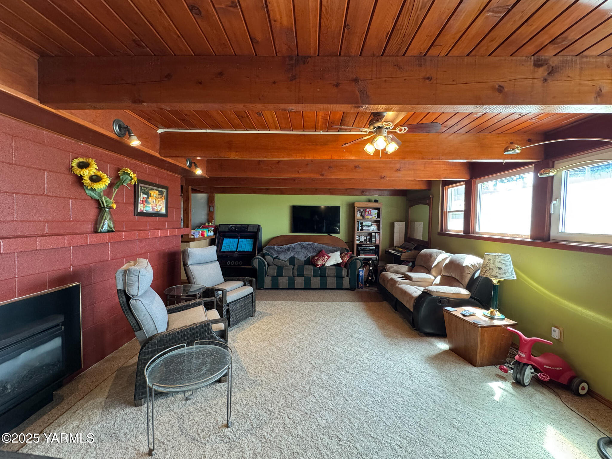 1450 Scoon Road Sunnyside, WA 98944 - Photo 16 of 33 a bed room with furniture and a fireplace
