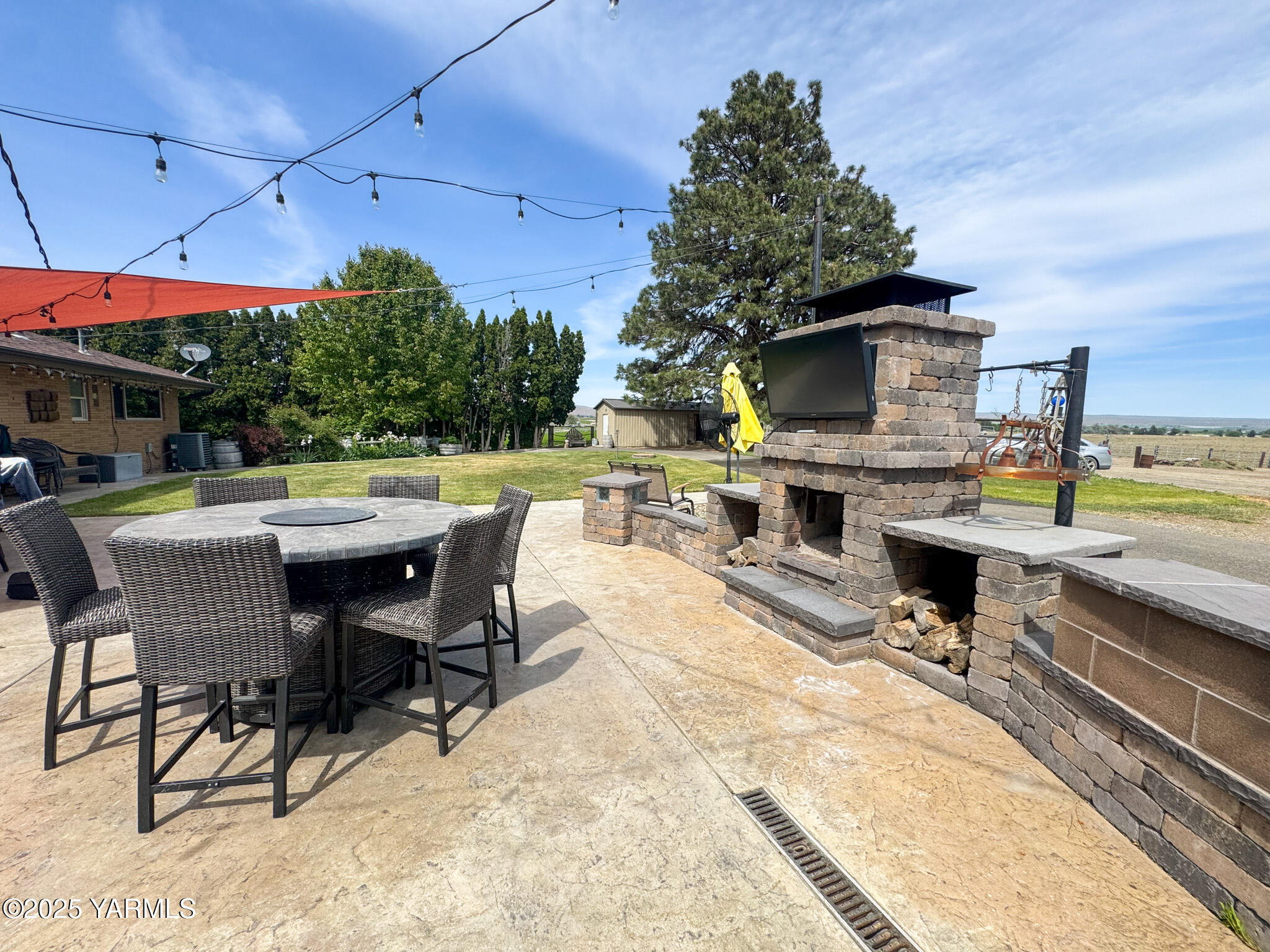 1450 Scoon Road Sunnyside, WA 98944 - Photo 26 of 33 a view of a patio with swimming pool