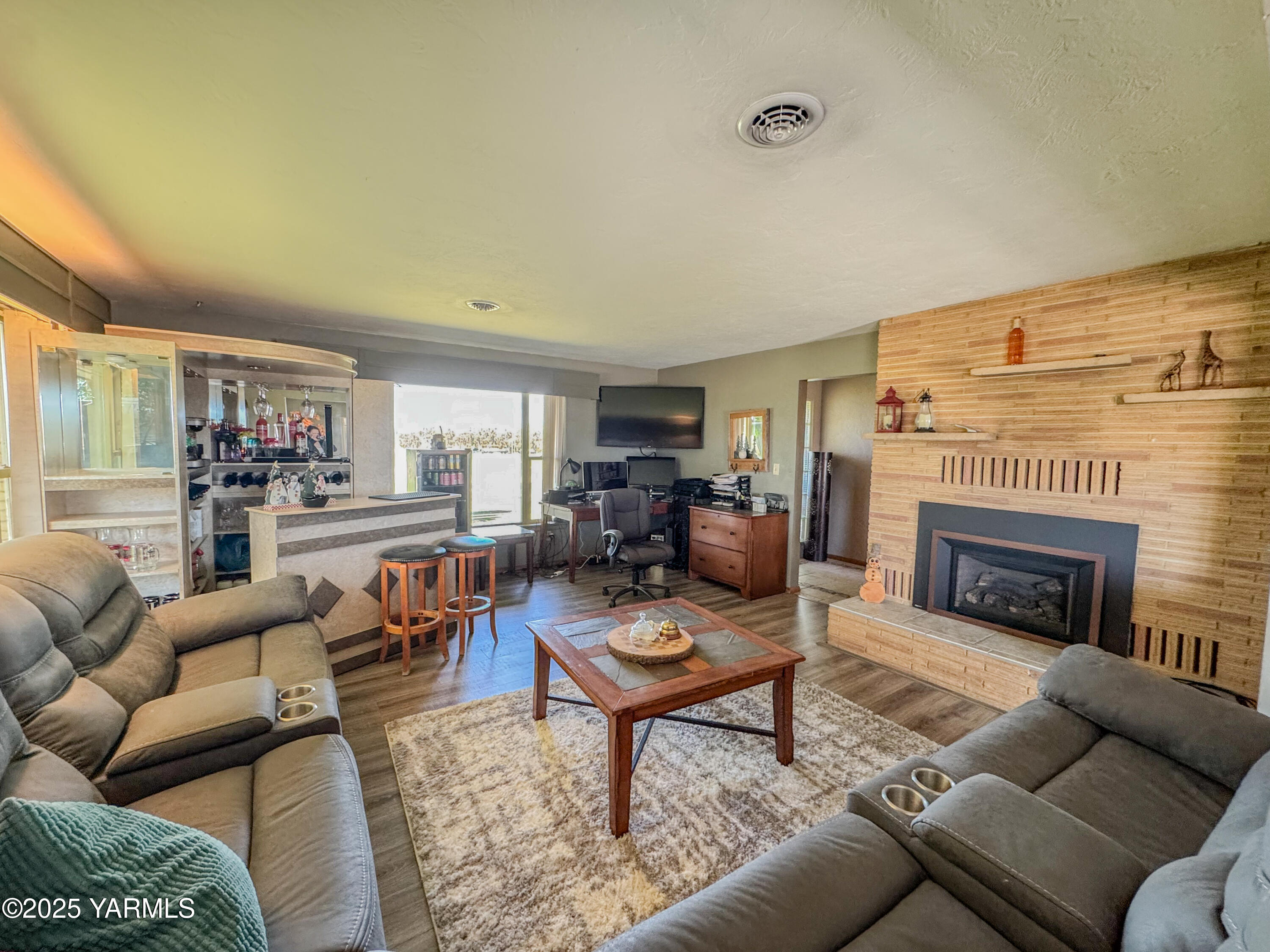 1450 Scoon Road Sunnyside, WA 98944 - Photo 5 of 33 a living room with furniture and a fireplace
