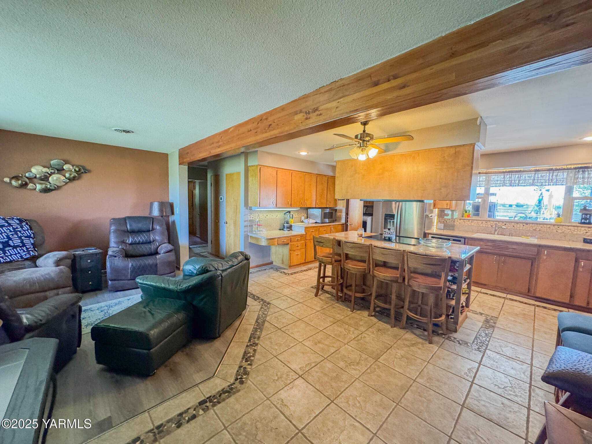 1450 Scoon Road Sunnyside, WA 98944 - Photo 8 of 33 a living room with furniture and a table