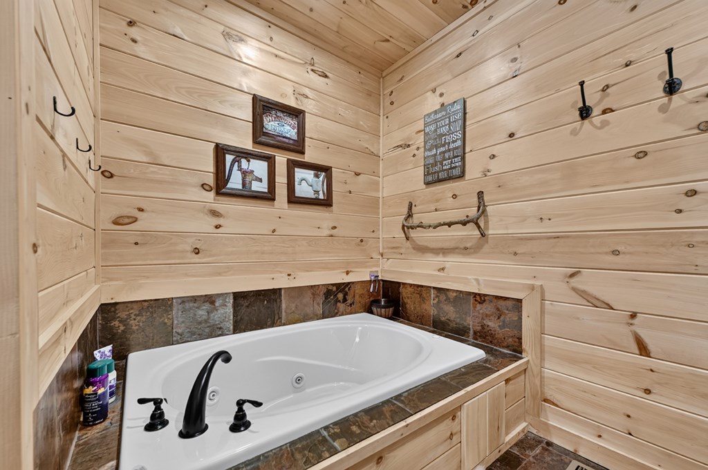 81 Sundance Ridge Epworth, GA 30541 - Photo 44 of 102 Master Bath Jetted Tub
