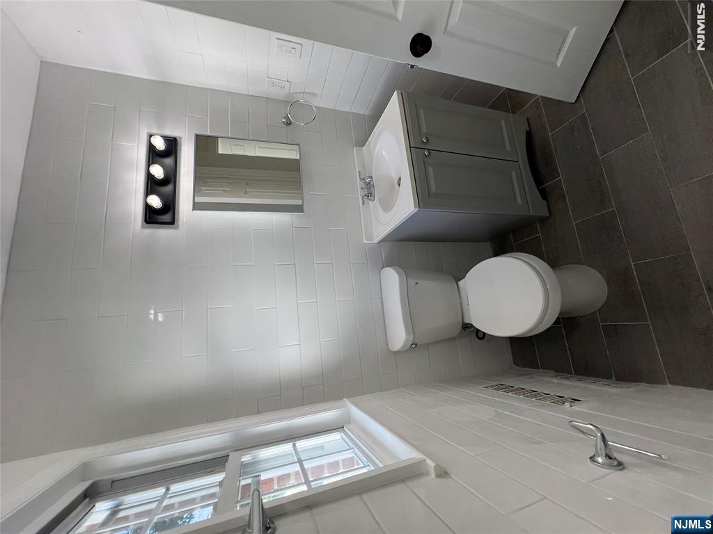493 Beverly Road, Unit 2 Teaneck, NJ 07666 - Photo 6 of 10 Gallery Image 6
