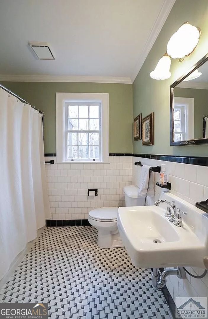 482 Highland Avenue Athens, GA 30606 - Photo 19 of 24 a bathroom with a sink toilet and a mirror