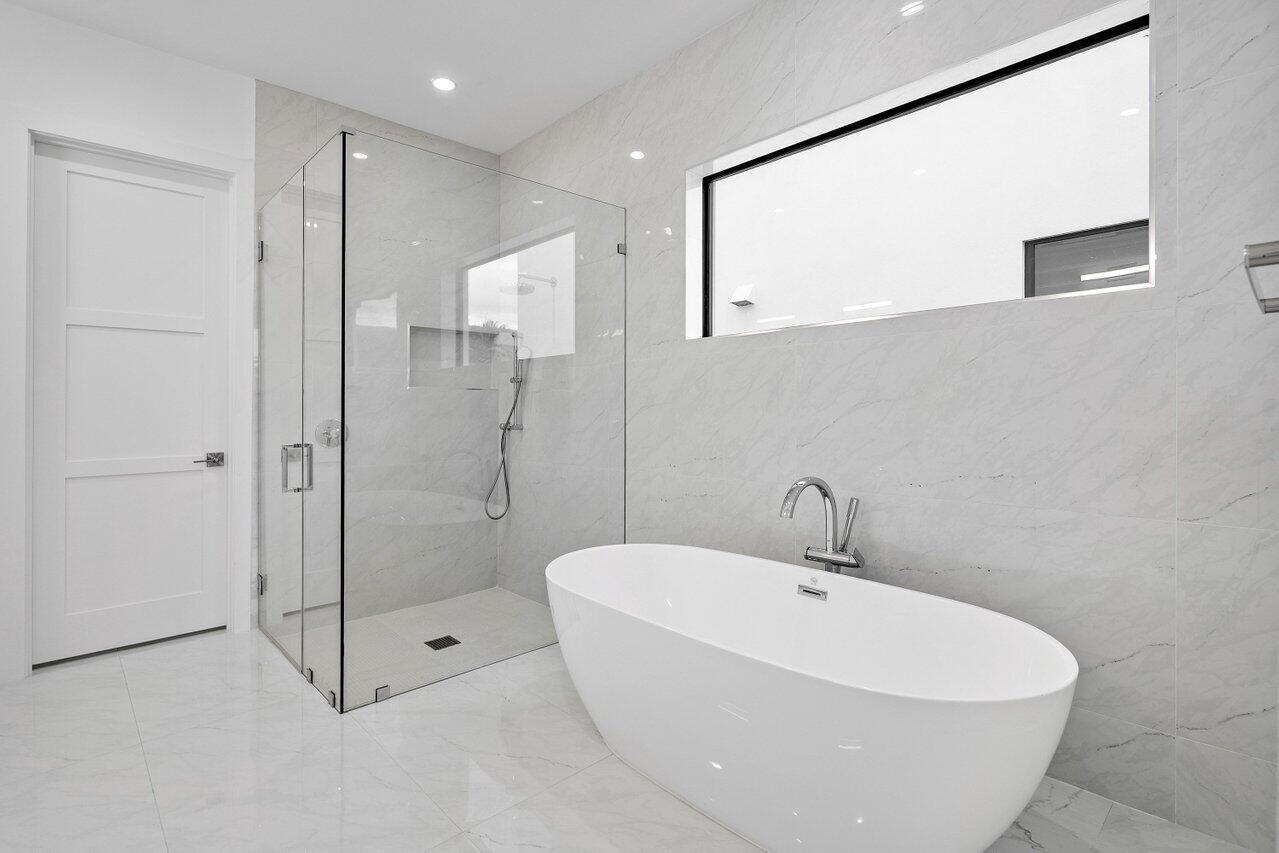 691 Kingsbridge Street Boca Raton, FL 33487 - Photo 16 of 44 Main Bathroom