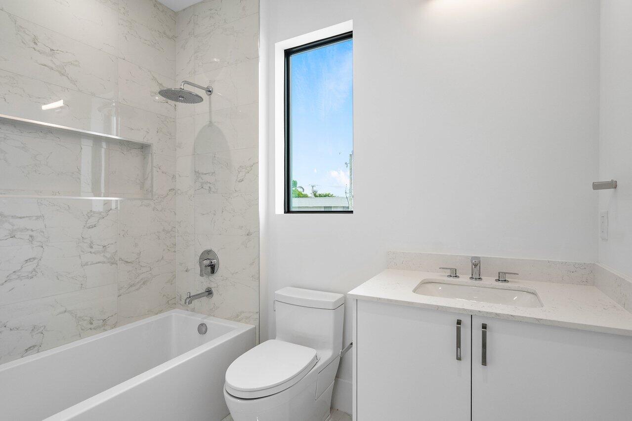 691 Kingsbridge Street Boca Raton, FL 33487 - Photo 20 of 44 Bathroom 2