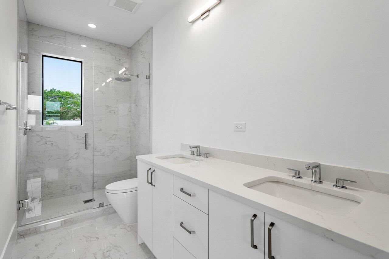 691 Kingsbridge Street Boca Raton, FL 33487 - Photo 22 of 44 Bathroom 3