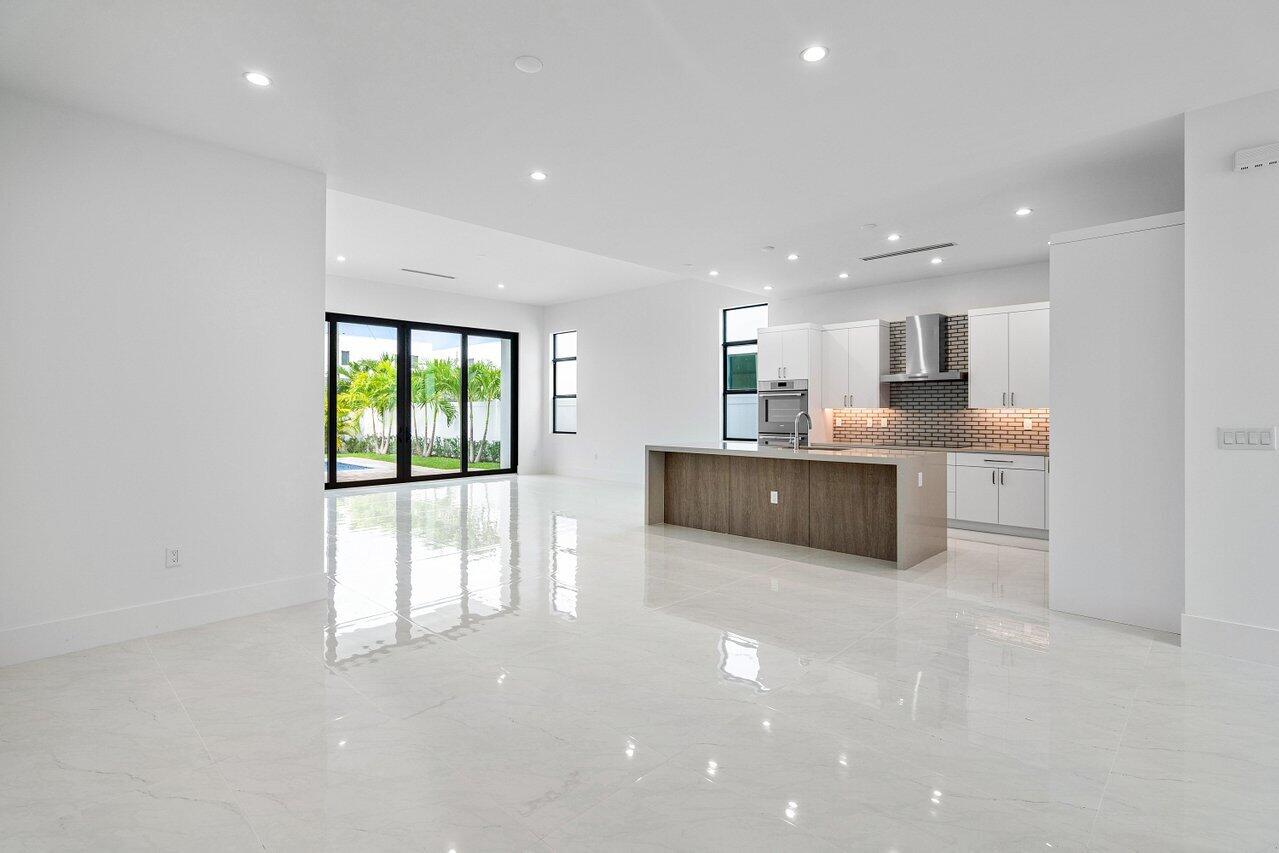 691 Kingsbridge Street Boca Raton, FL 33487 - Photo 6 of 44 Entryway to Kitchen