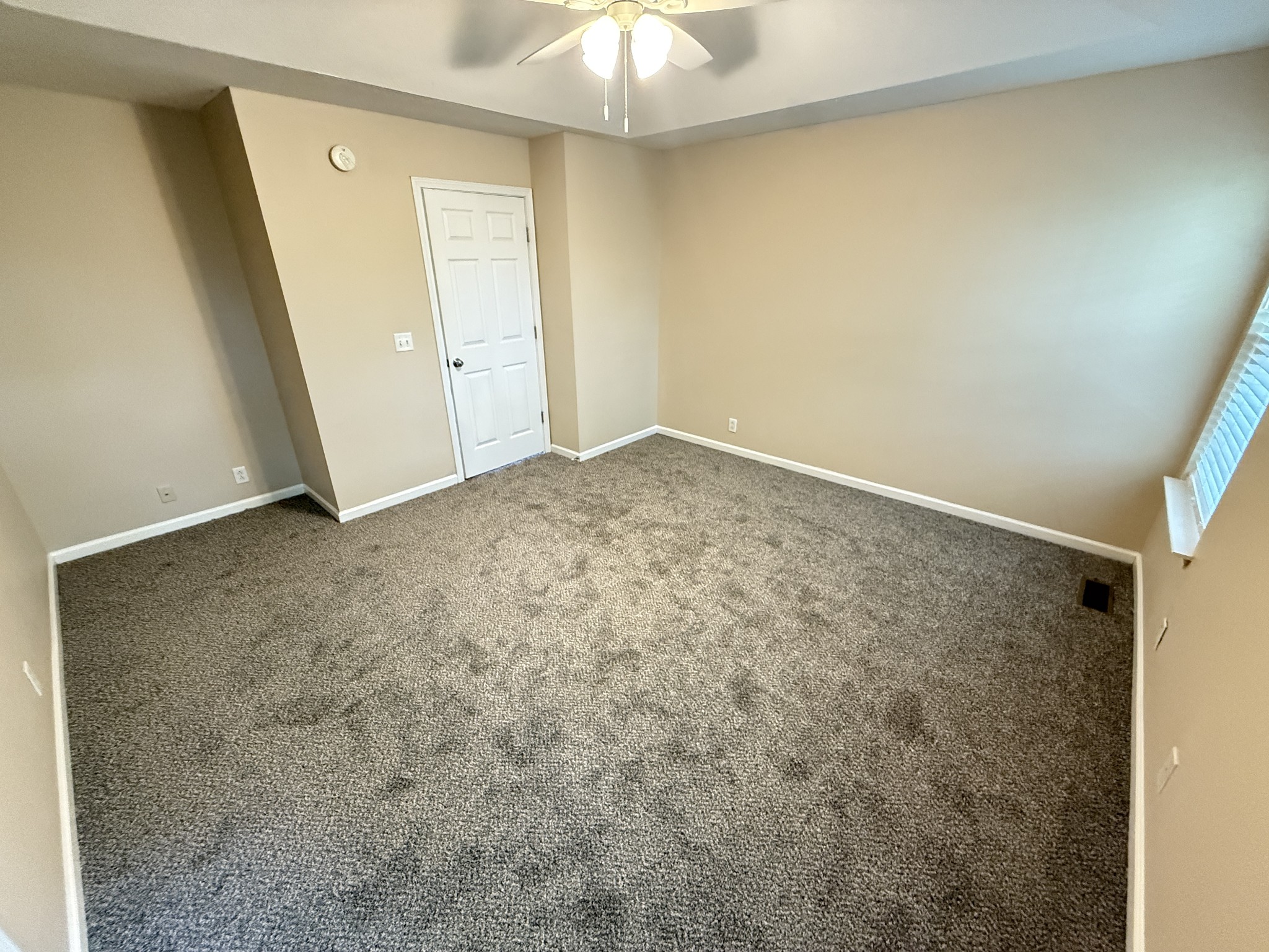 3055 London View Murfreesboro, TN 37128 - Photo 9 of 12 an empty room with a ceiling fan and window