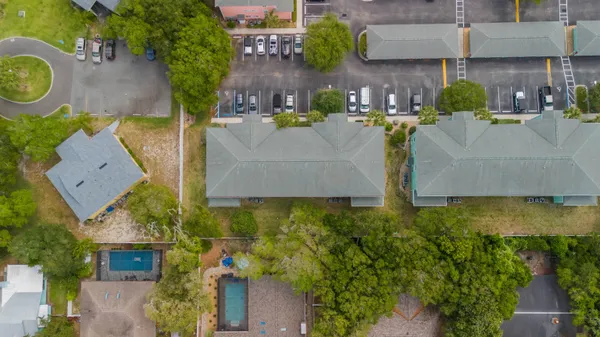 a view of a backyard