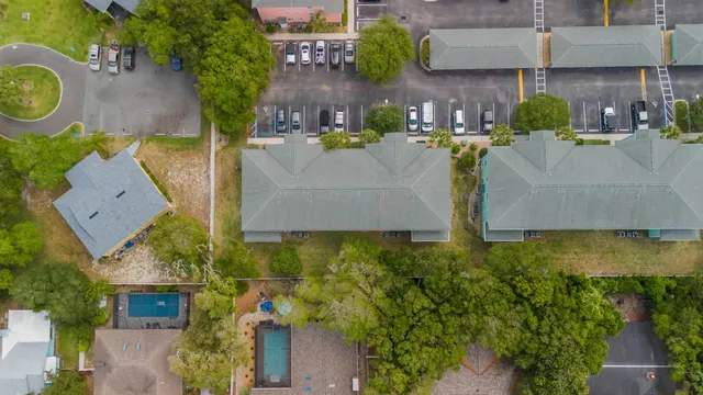 a view of a backyard