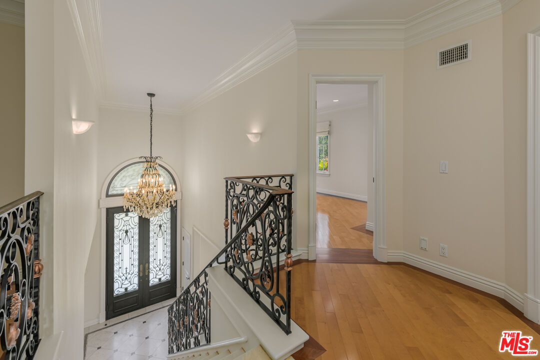 204 Foothill Road Beverly Hills, CA 90210 - Photo 12 of 33