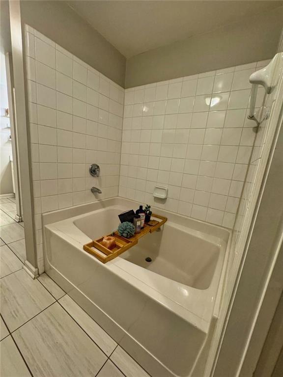 3040 Peachtree Road Northwest, Unit 707 Atlanta, GA 30305 - Photo 21 of 38 a bathroom with a tub