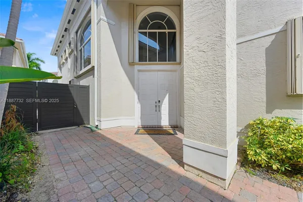 a view of an entryway of house