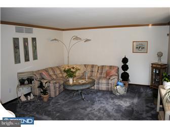 8992 Pine Road Philadelphia, PA 19115 - Photo 2 of 12 Living Room