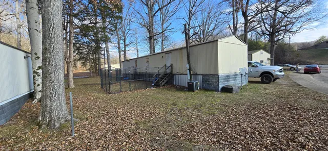 a view of a backyard