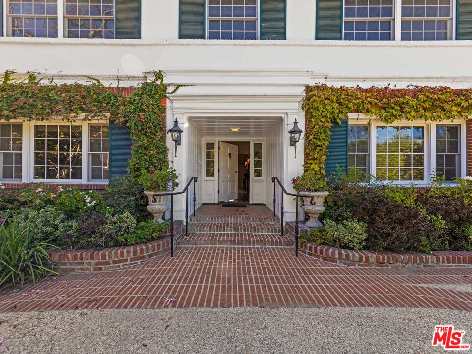 269 South Rockingham Avenue Los Angeles, CA 90049 - Photo 4 of 10 Gallery Image 4