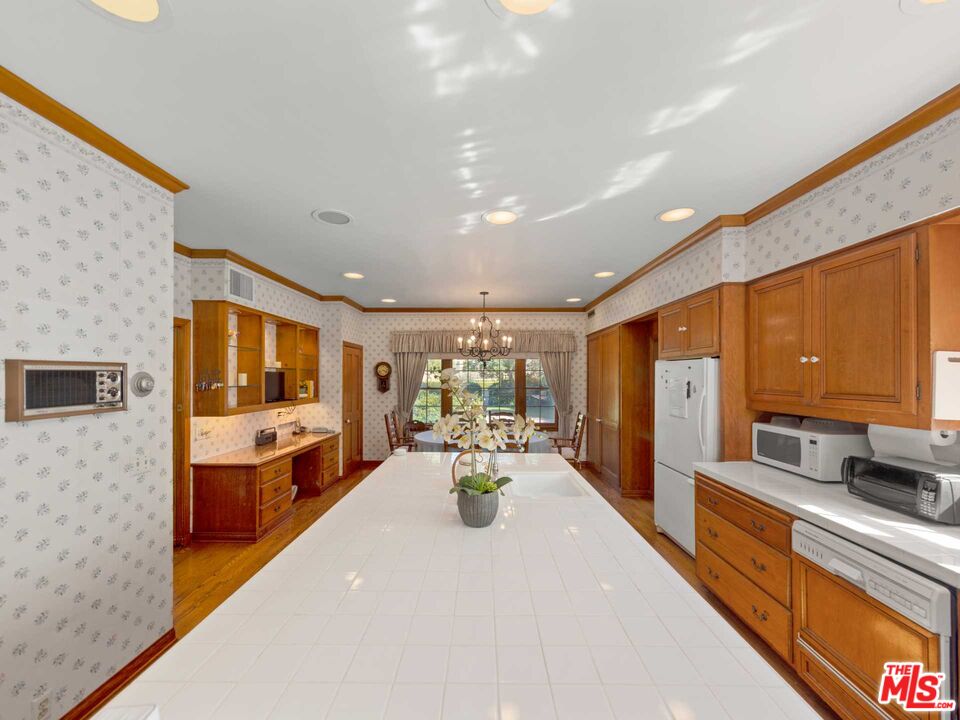 269 South Rockingham Avenue Los Angeles, CA 90049 - Photo 6 of 10 Gallery Image 6