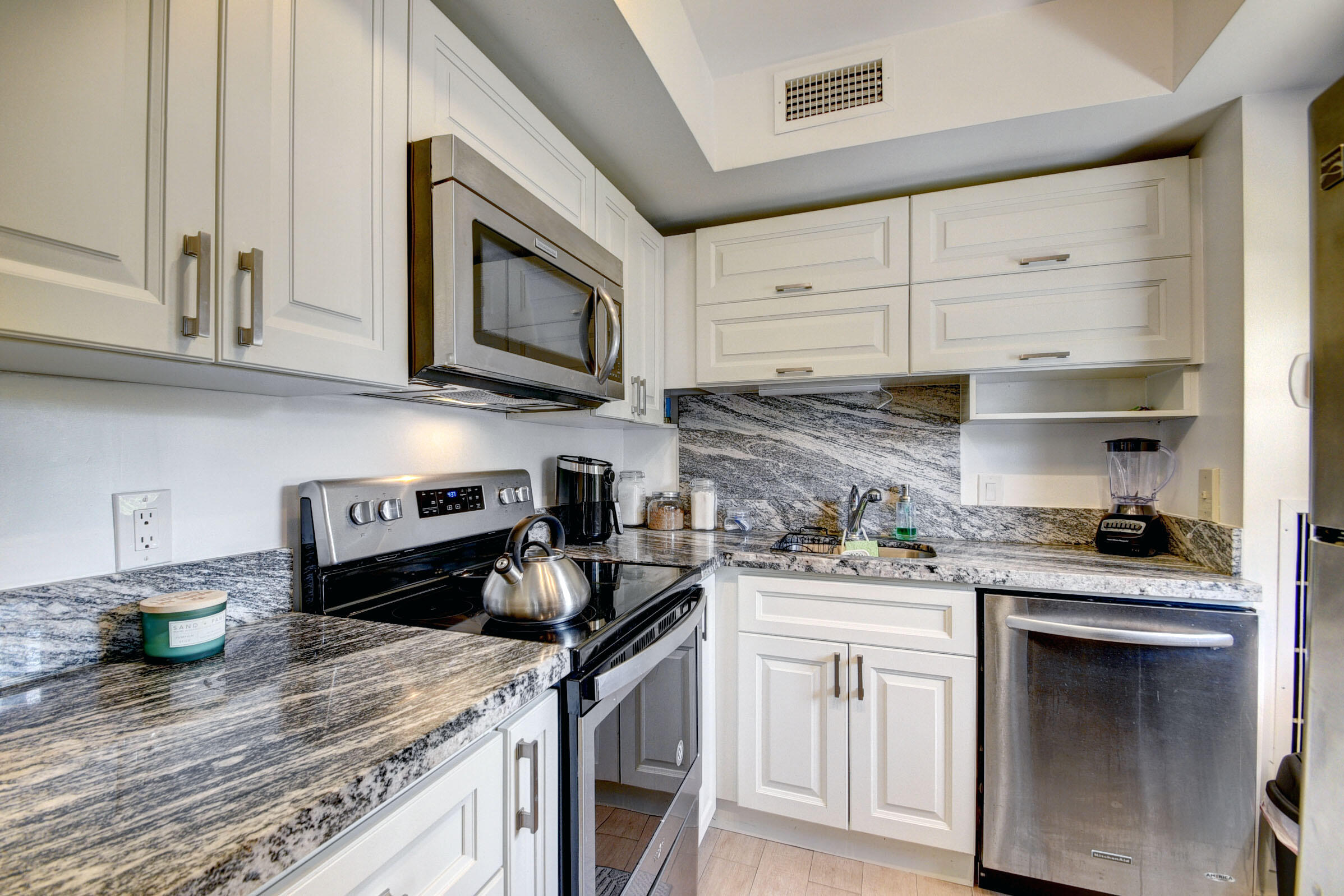 300 Northeast 20th Street, Unit 7090 Boca Raton, FL 33431 - Photo 8 of 22 08_apartment (8)
