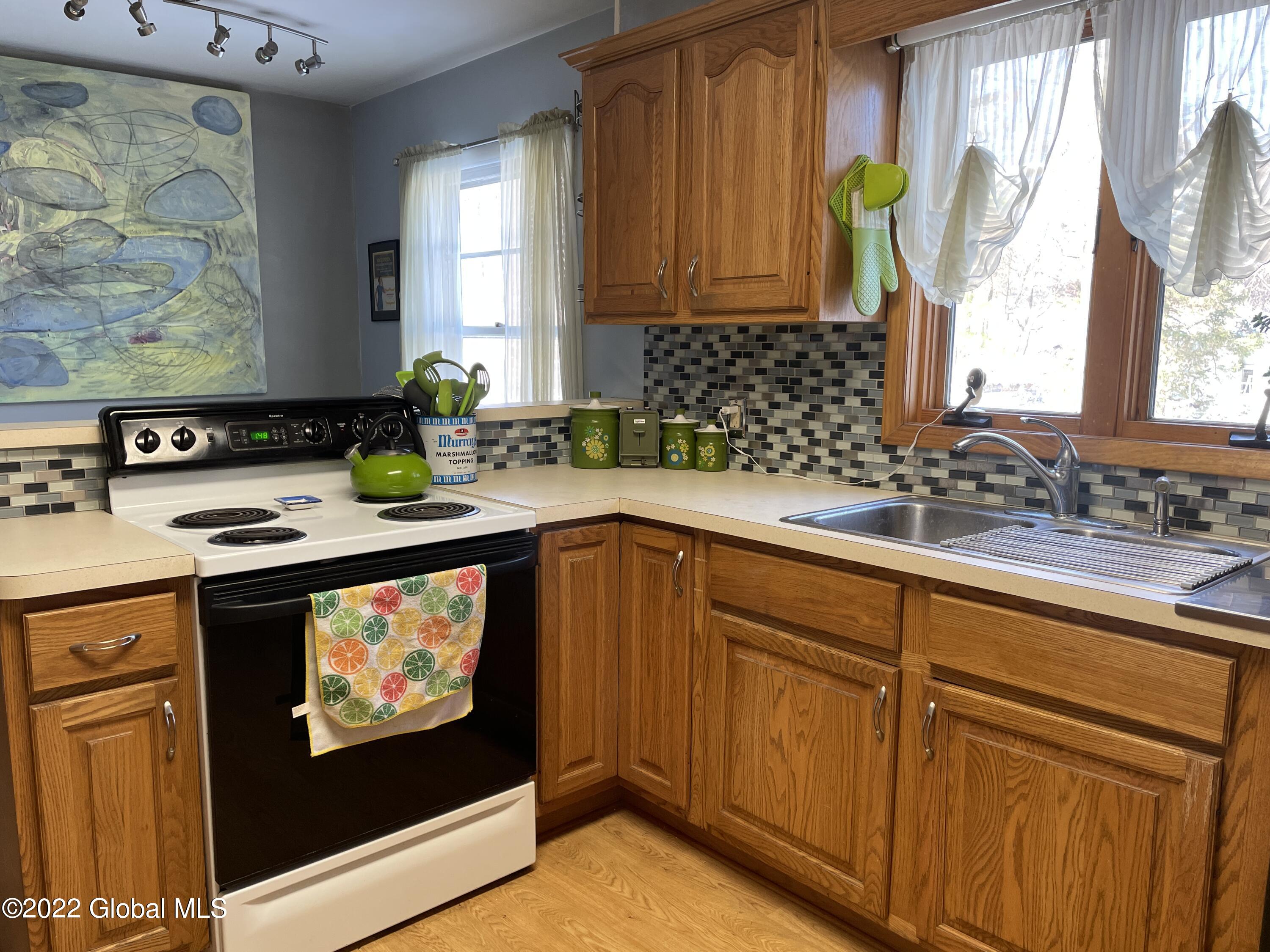 80 Putnam Road Rotterdam, NY 12306 - Photo 6 of 34 10