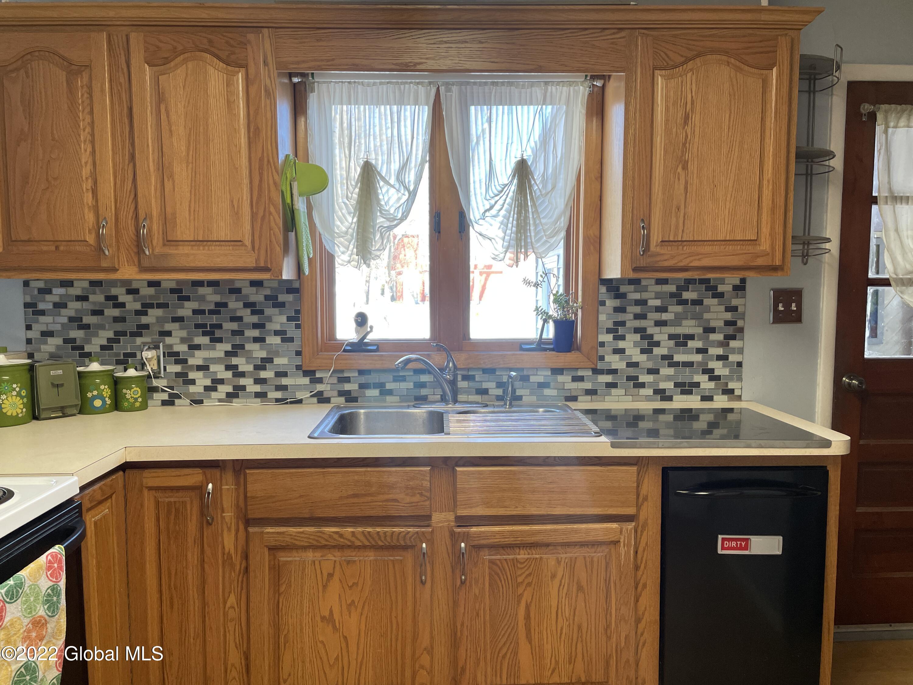 80 Putnam Road Rotterdam, NY 12306 - Photo 8 of 34 14