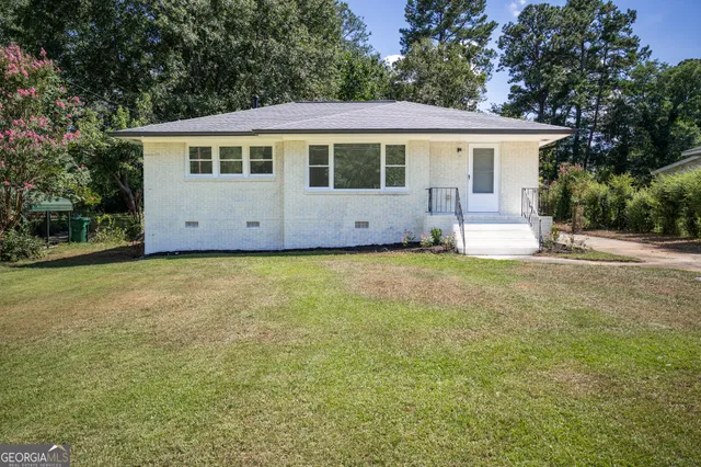 a view of a house with a yard