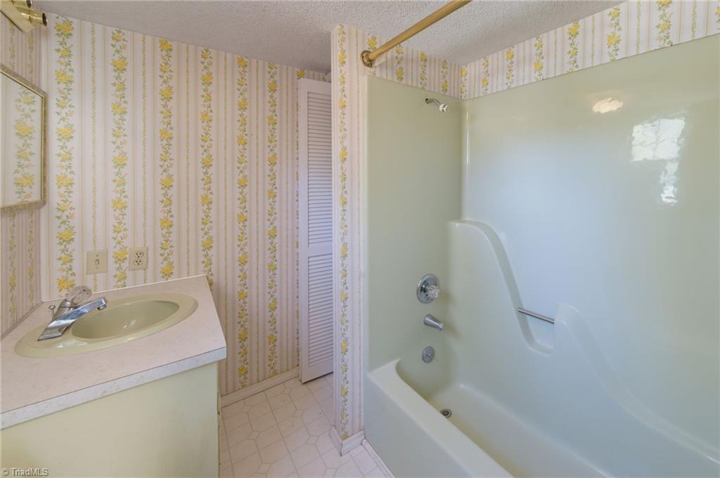 113 Dexter Street Kannapolis, NC 28081 - Photo 15 of 25 Bathroom 1