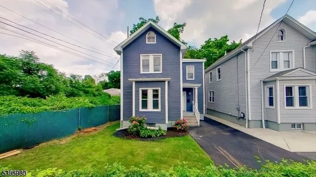 a view of front of a house with a yard