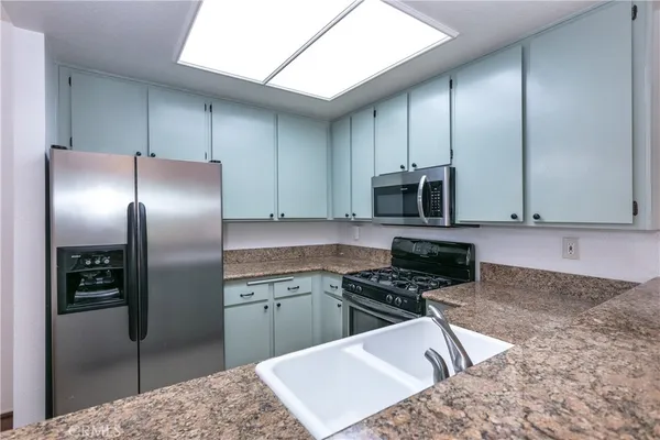 $719,000 | 221 South Oak Knoll Avenue, Unit 202, Pasadena, CA 91101