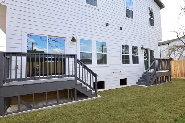 a view of a house with backyard and porch