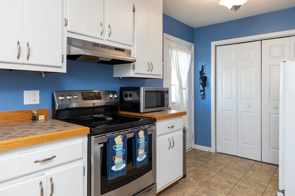 94 Buckboard Road Waynesboro, VA 22980 - Photo 7 of 33 a kitchen with stainless steel appliances granite countertop a stove a sink and a microwave