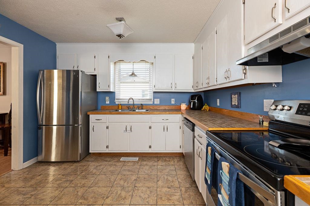 94 Buckboard Road Waynesboro, VA 22980 - Photo 8 of 33 a kitchen with a stove a refrigerator and a sink