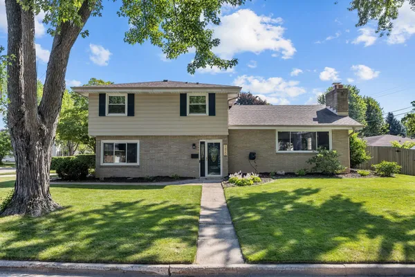 $364,900 | 1420 South Riverdale Drive, Appleton, WI 54914