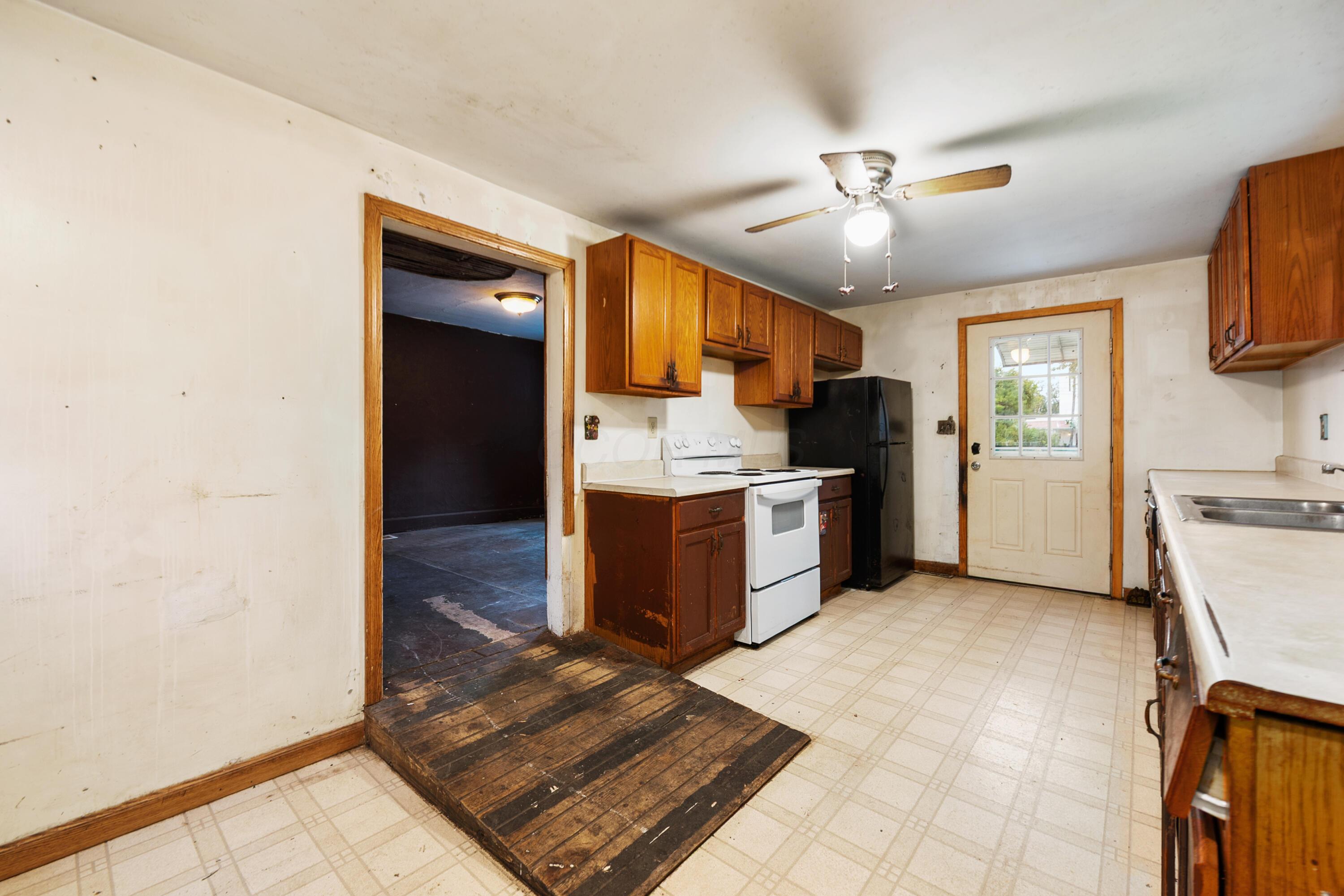 551 East Main Street Circleville, OH 43113 - Photo 6 of 30 Kitchen