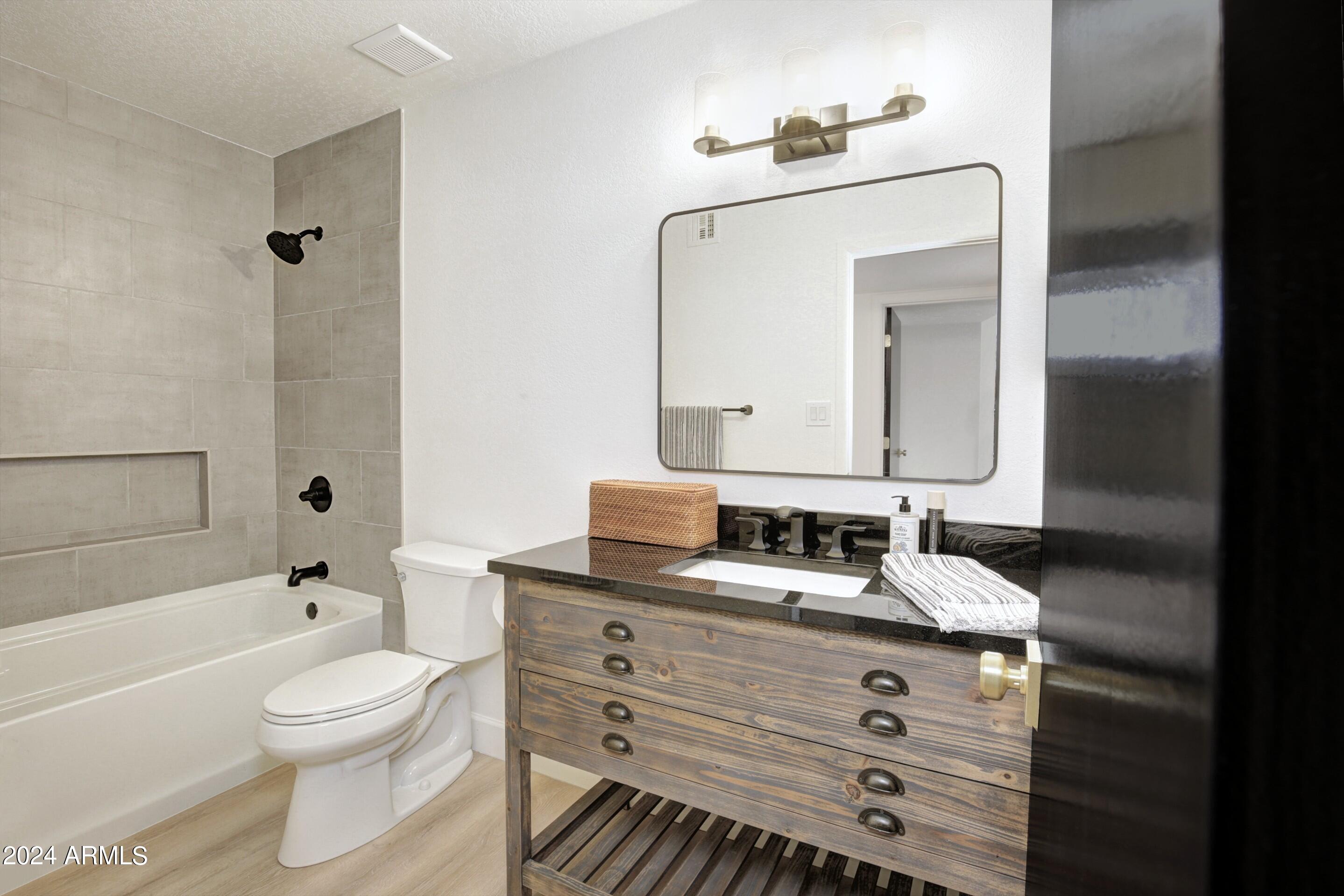 4308 East Redfield Road Phoenix, AZ 85032 - Photo 14 of 19 Hall Bath