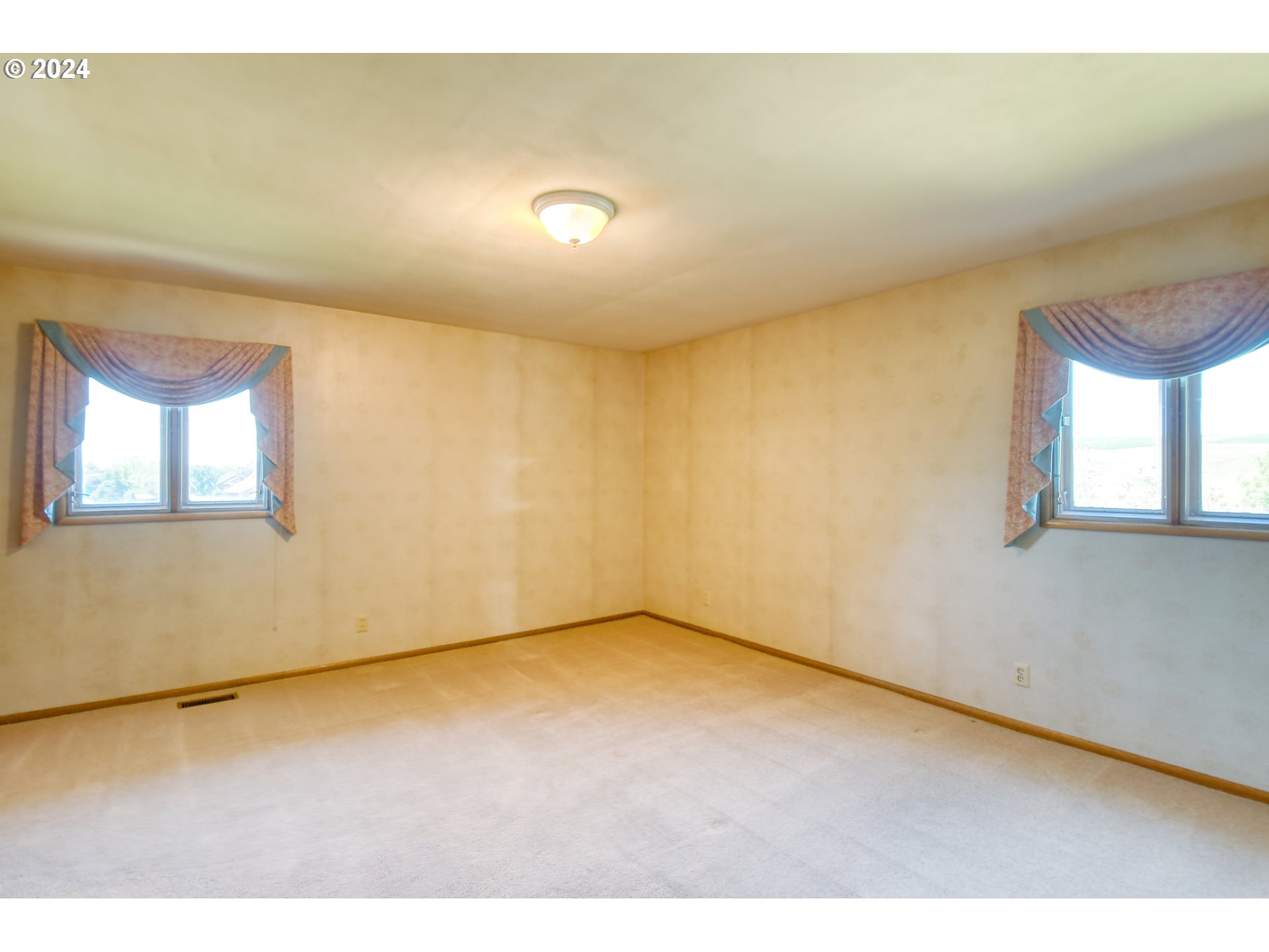 405 Northwest Johns Lane Pendleton, OR 97801 - Photo 19 of 48 an empty room with a window