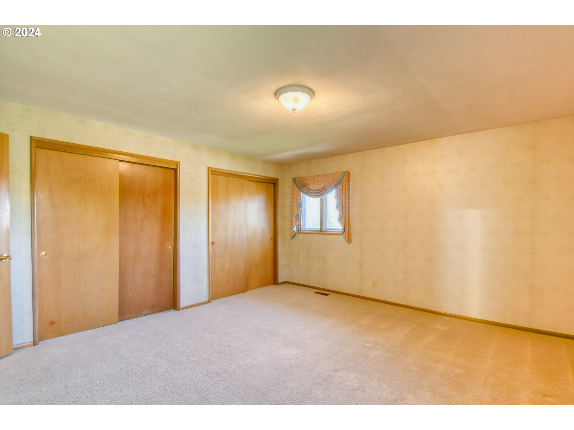 405 Northwest Johns Lane Pendleton, OR 97801 - Photo 20 of 48 a view of an empty room and window