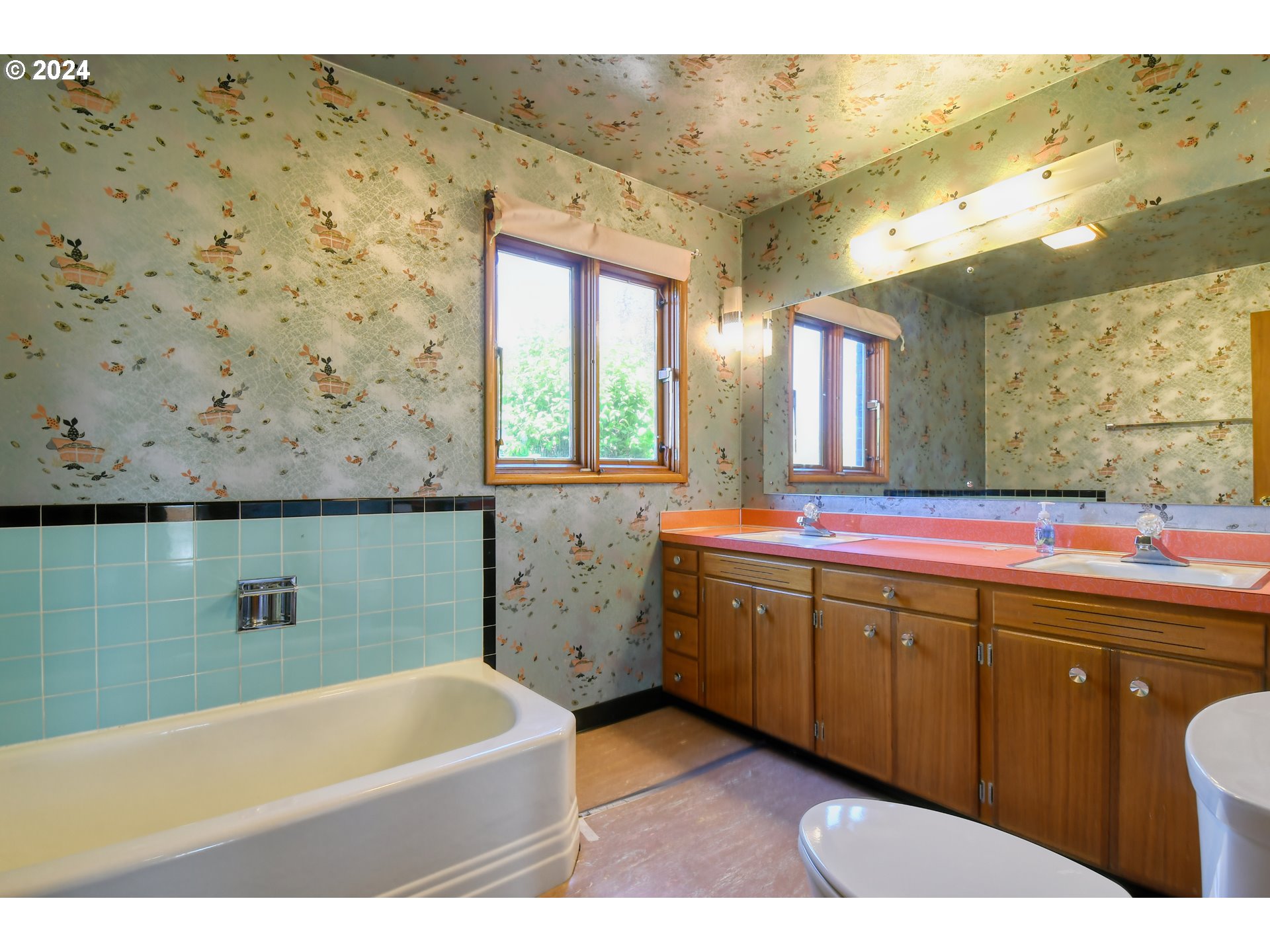 405 Northwest Johns Lane Pendleton, OR 97801 - Photo 22 of 48 a bathroom with a tub sink and mirror