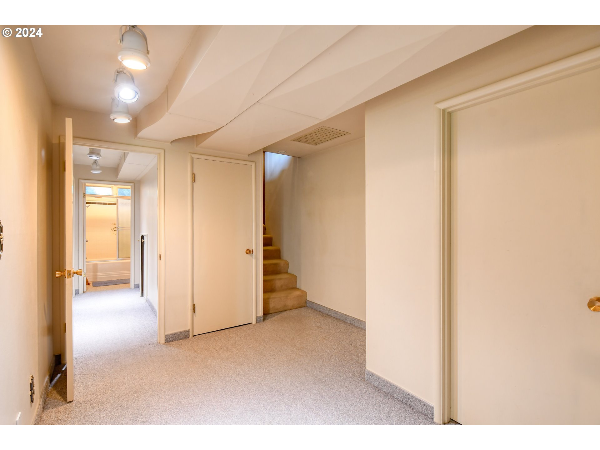 405 Northwest Johns Lane Pendleton, OR 97801 - Photo 23 of 48 a view interior of the house