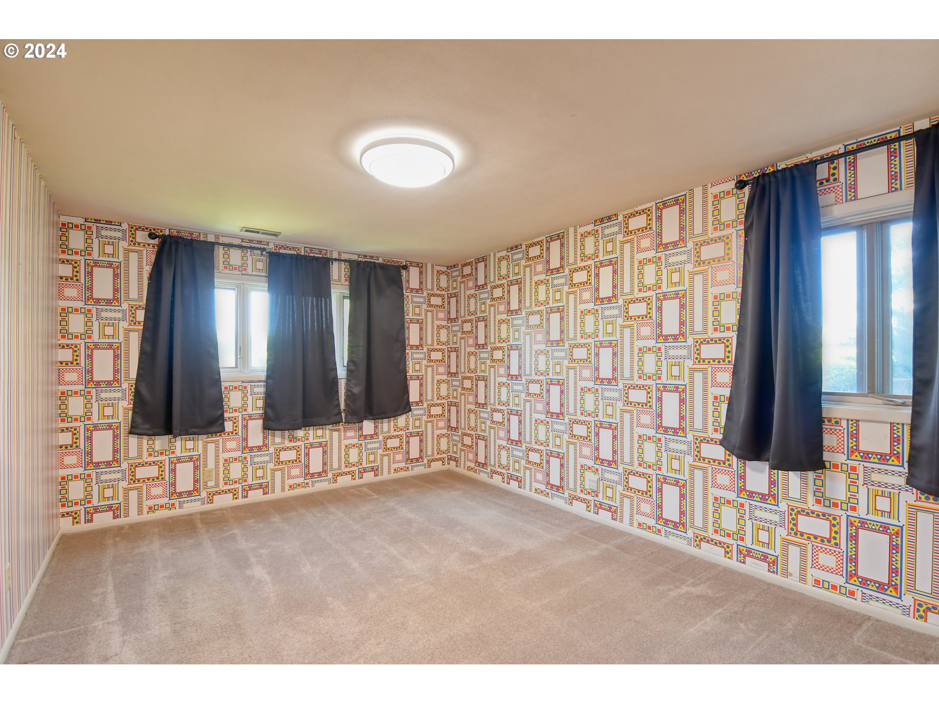 405 Northwest Johns Lane Pendleton, OR 97801 - Photo 32 of 48 a view of an empty room with a window