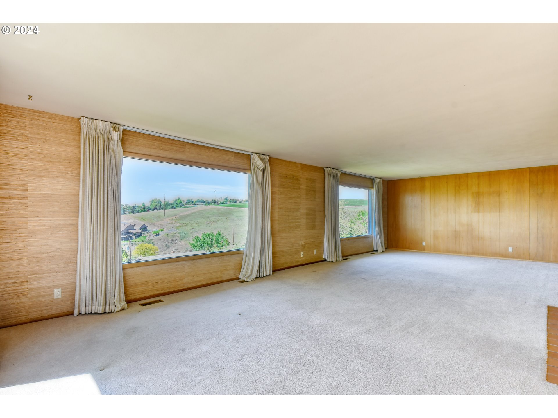 405 Northwest Johns Lane Pendleton, OR 97801 - Photo 8 of 48 a view of an empty room with a window