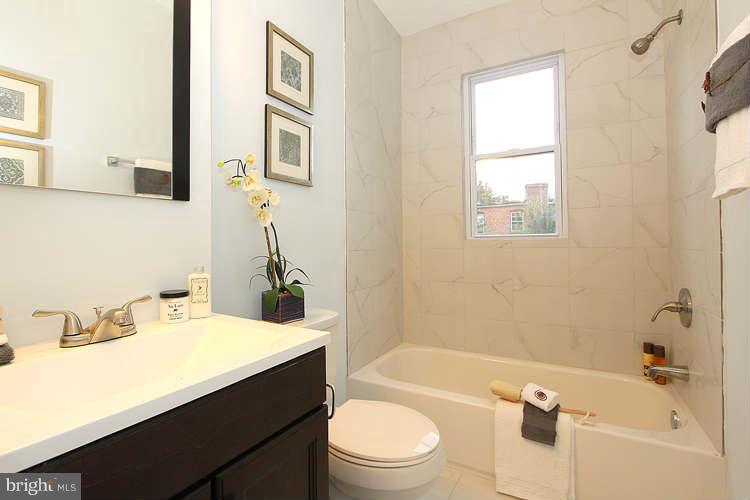 614 Roxboro Place Northwest Washington, DC 20011 - Photo 21 of 30 Bath (Master)