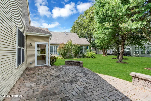 a view of house with a yard