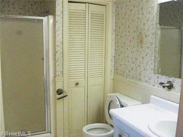906 East Meadow Road Eden, NC 27288 - Photo 7 of 9 Bath.
