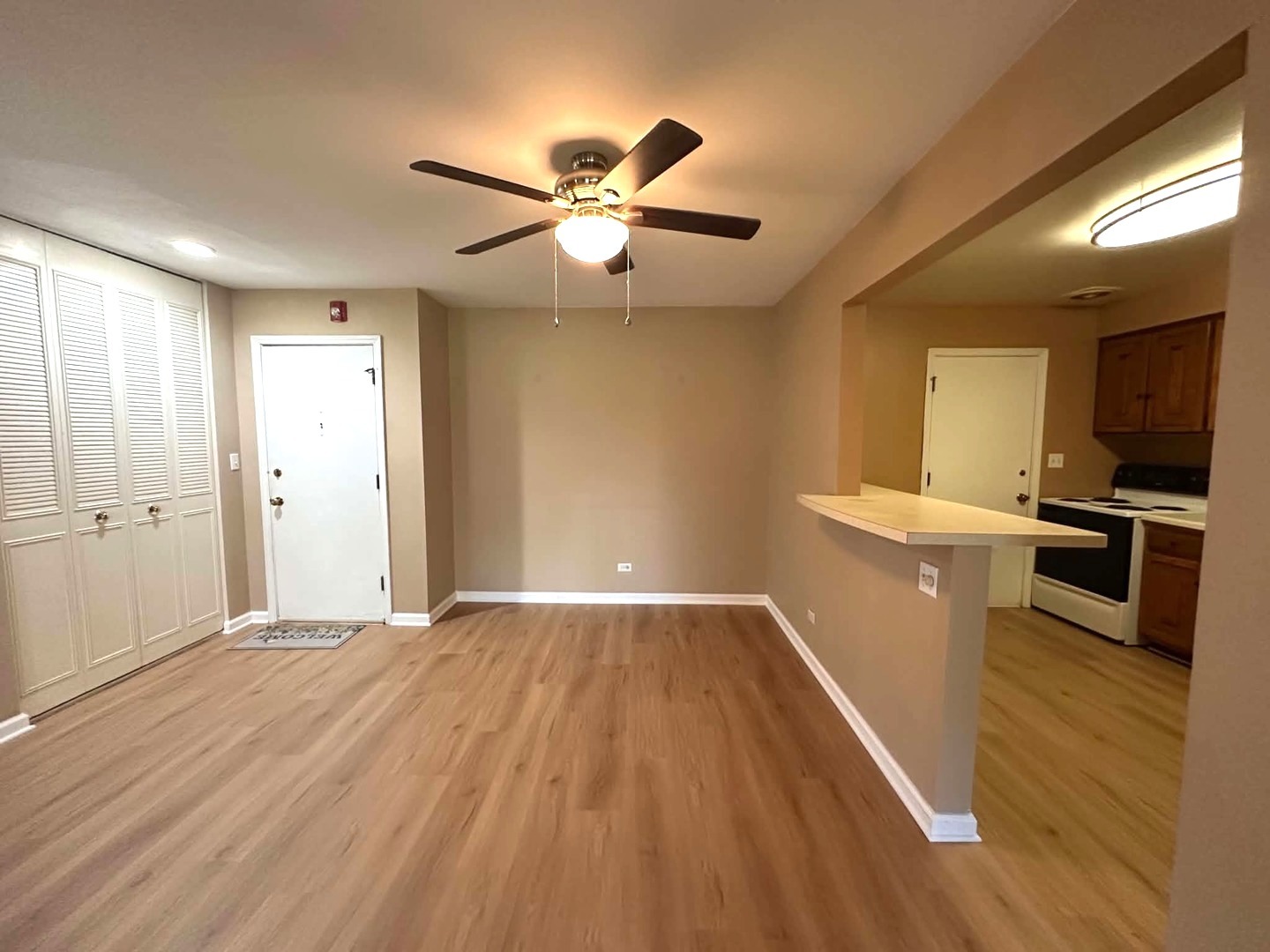 2311 South Goebbert Road, Unit B102 Arlington Heights, IL 60005 - Photo 3 of 21 Gallery Image 3