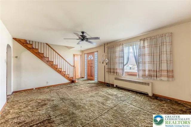 a view of empty room with window