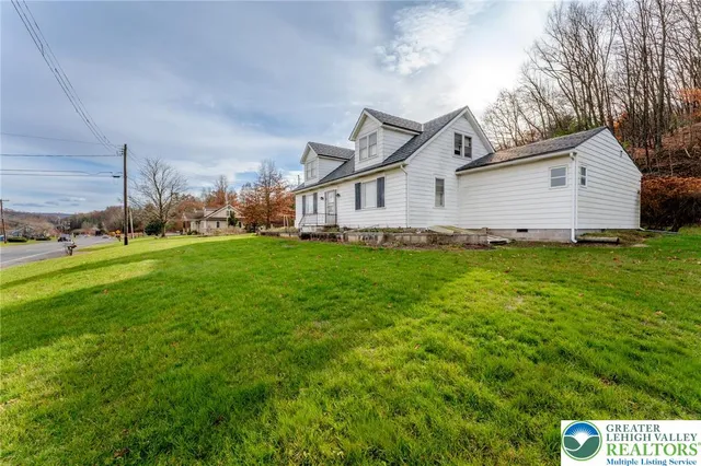 a view of a house with a yard